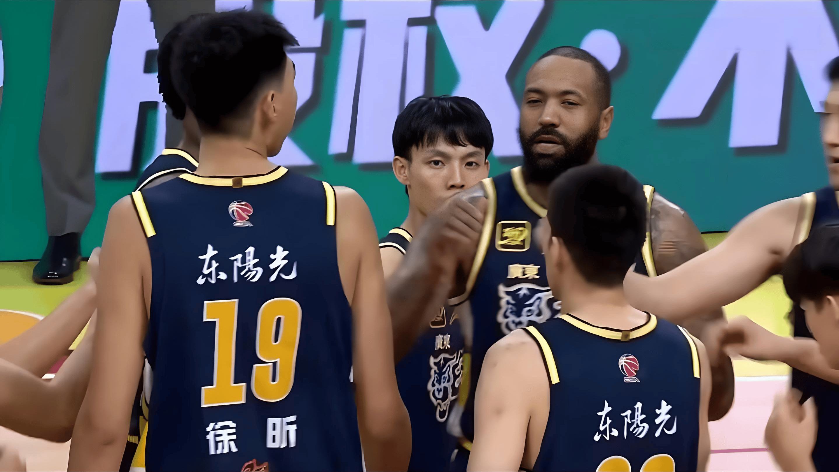 包含北控男篮外援斯隆表现不佳，各界质疑洪明甫的词条