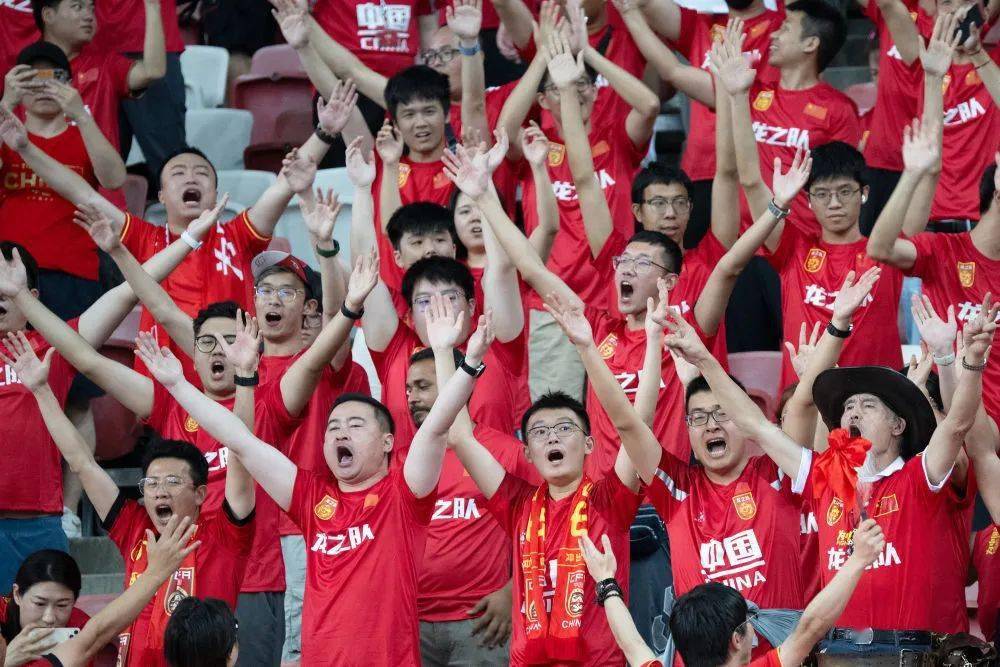 球迷热情高亢，为各支球队打气喊加油